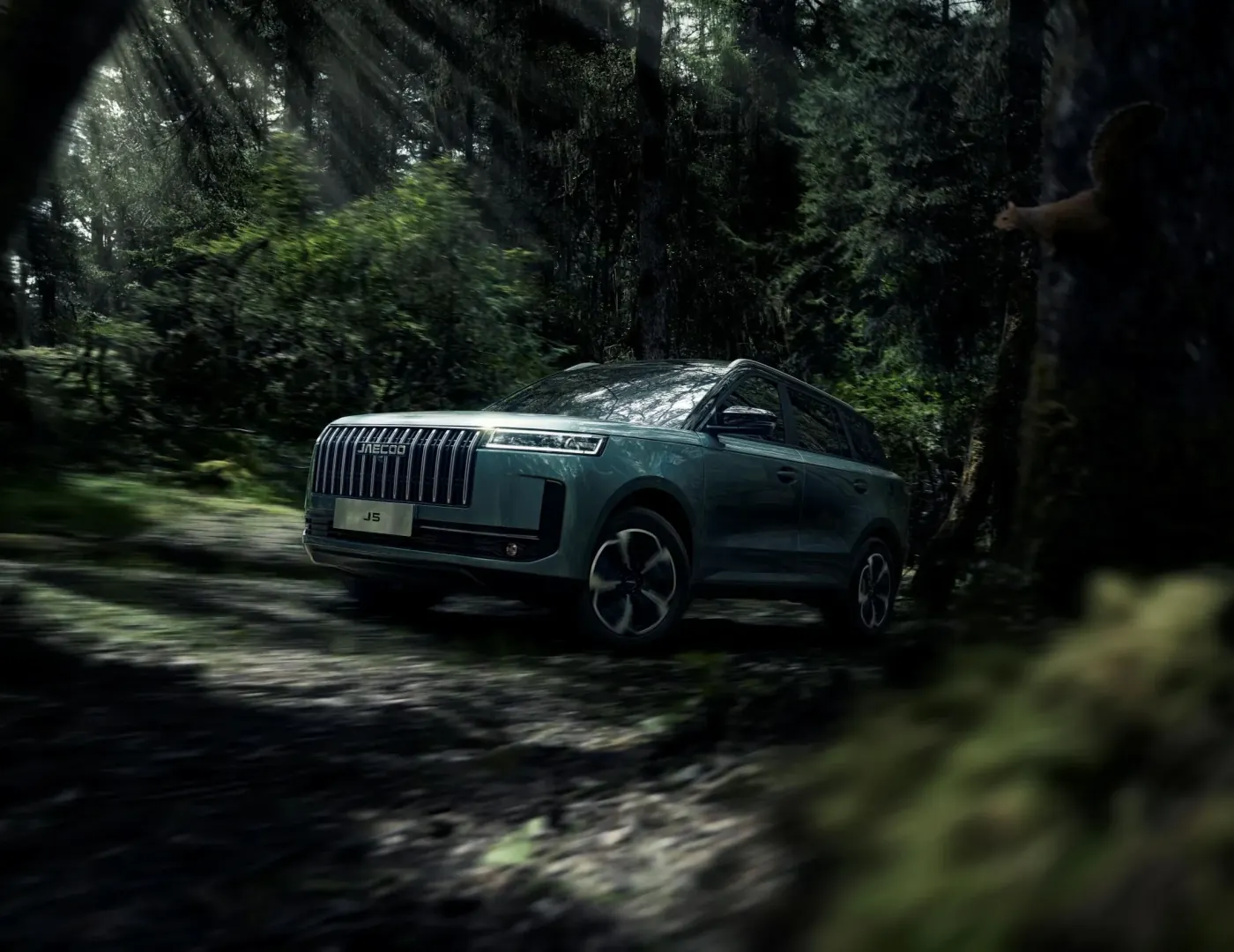 Jaecoo 5 SUV subcompact vedere lateral-frontală cu look off-road