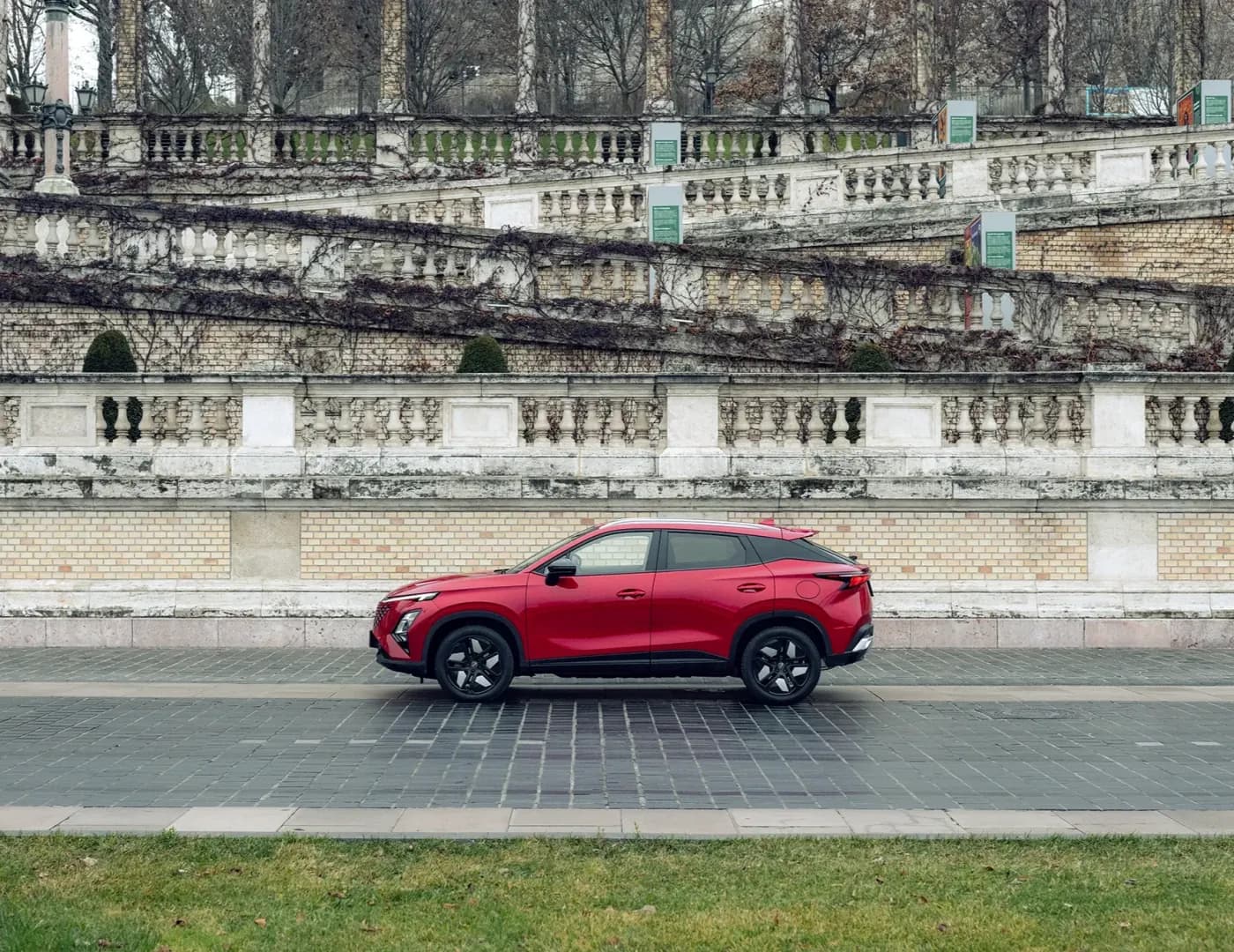 OMODA 5 SUV compact vedere lateral-frontală, vopsea metalizată