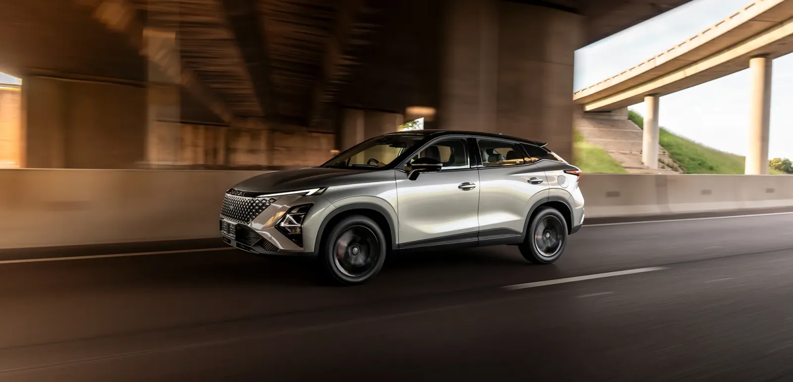OMODA 5 SUV compact vedere lateral-frontală, vopsea metalizată