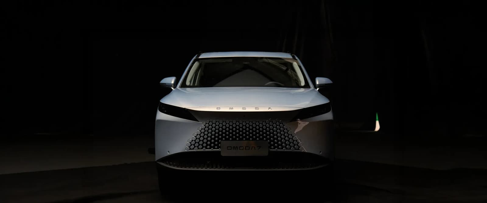 OMODA 7 SUV mediu vedere lateral-frontală, plug-in hybrid SHS-P